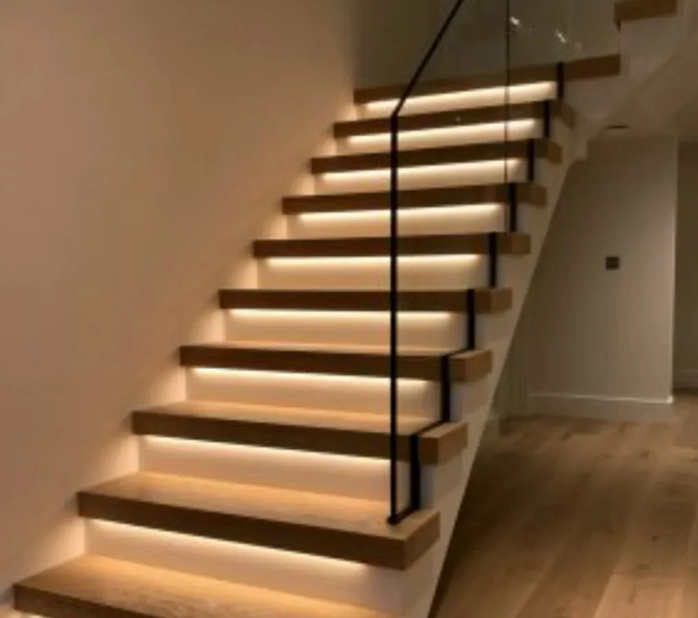 Holztreppe mit warmweißer LED-Stufenbeleuchtung